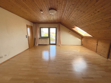 Praktisch geschnittene 4-Zimmer-Dachgeschosswohnung mit Balkon und Stellplatz in Forst, 76694 Forst, Dachgeschosswohnung