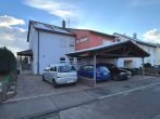 Vermietetes Mehrfamilienhaus mit Garten, einer Garage und 3 Carports in Knittlingen - Straßenansicht