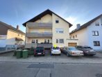 Toll geschnittene 2-Zimmer-Wohnung mit Balkon und Stellplatz in Oftersheim - Straßenansicht und Stellplatz
