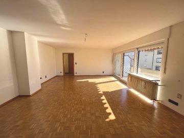 Lichtdurchflutete 3-Zimmer-Wohnung mit zwei Balkonen und einer Garage in Weingarten, 76356 Weingarten, Etagenwohnung
