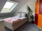 Vermietete 3-Zimmer-Dachgeschosswohnung mit Carport in Heidelsheim - Kinderzimmer oder Büro