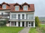 Vermietete 3-Zimmer-Dachgeschosswohnung mit Carport in Heidelsheim - Hausansicht - Vorderseite