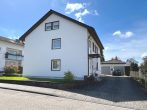 Gepflegtes 2-Familienhaus mit Ausbaureserve und Doppelgarage in Rheinstetten-Forchheim - Hausansicht mit Garagen