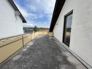 Charmante 3,5-Zimmer-Dachgeschosswohnung mit Terrasse und 2 Stellplätzen in Unteröwisheim, 76703 Kraichtal, Dachgeschosswohnung