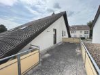 Charmante 3,5-Zimmer-Dachgeschosswohnung mit Terrasse und 2 Stellplätzen in Unteröwisheim - Terrasse - weitere Ansicht