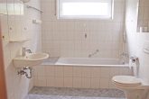 Praktisch geschnittene 3-Zimmer-Wohnung mit Terrasse und Gartenanteil in Bruchsal - Badezimmer