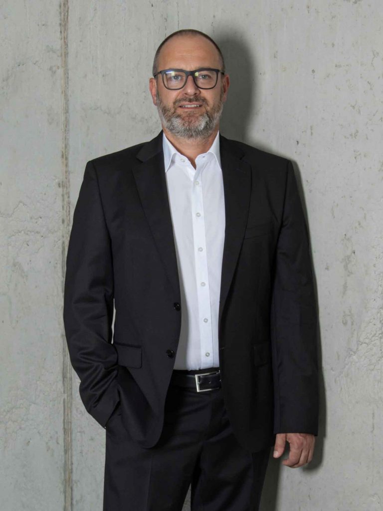 Doll-Immobilien_Unternehmen-Team_1500x2000px_V1