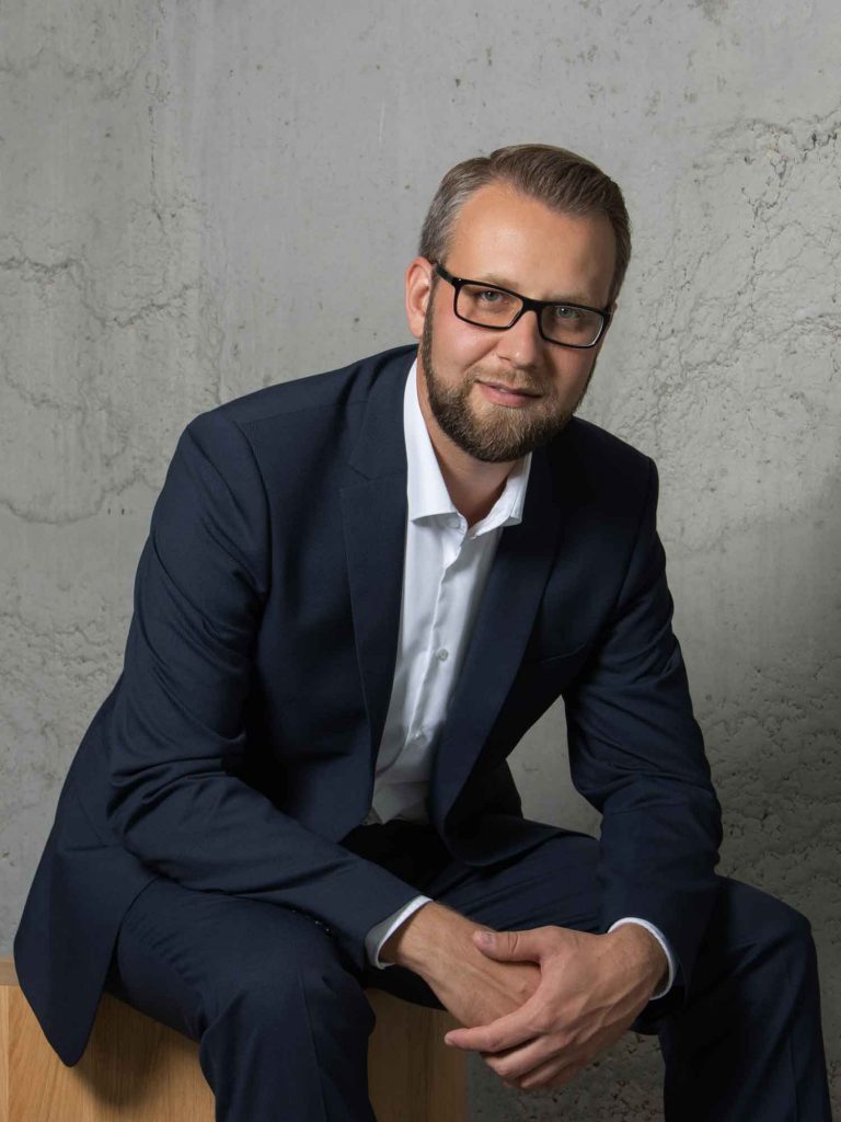 Doll-Immobilien_Unternehmen-Team_1500x2000px_V2